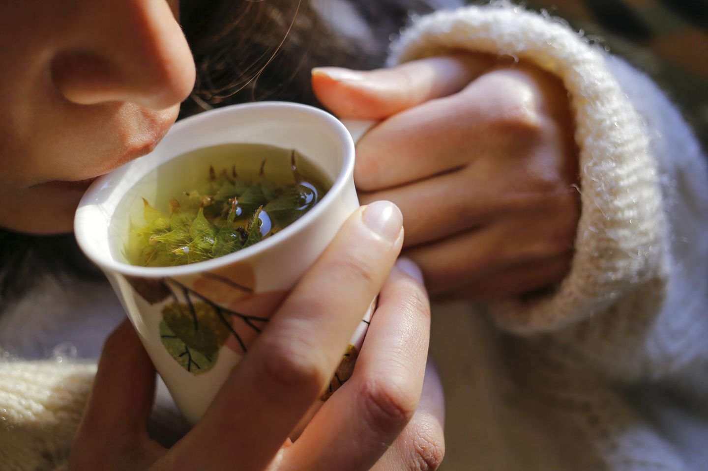Hausmittel gegen Magenschleimhautentzündung: Grünen Tee trinken