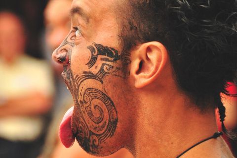 Maori-Tattoo: Ein Maori mit Gesichtstattoo