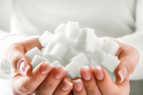Glykation: Zwei Hände voll mit Zucker