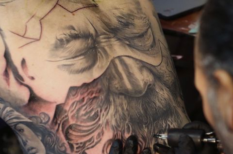 3D Tattoo: Mann mit großem Tattoo am Rücken