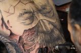 3D Tattoo: Mann mit großem Tattoo am Rücken