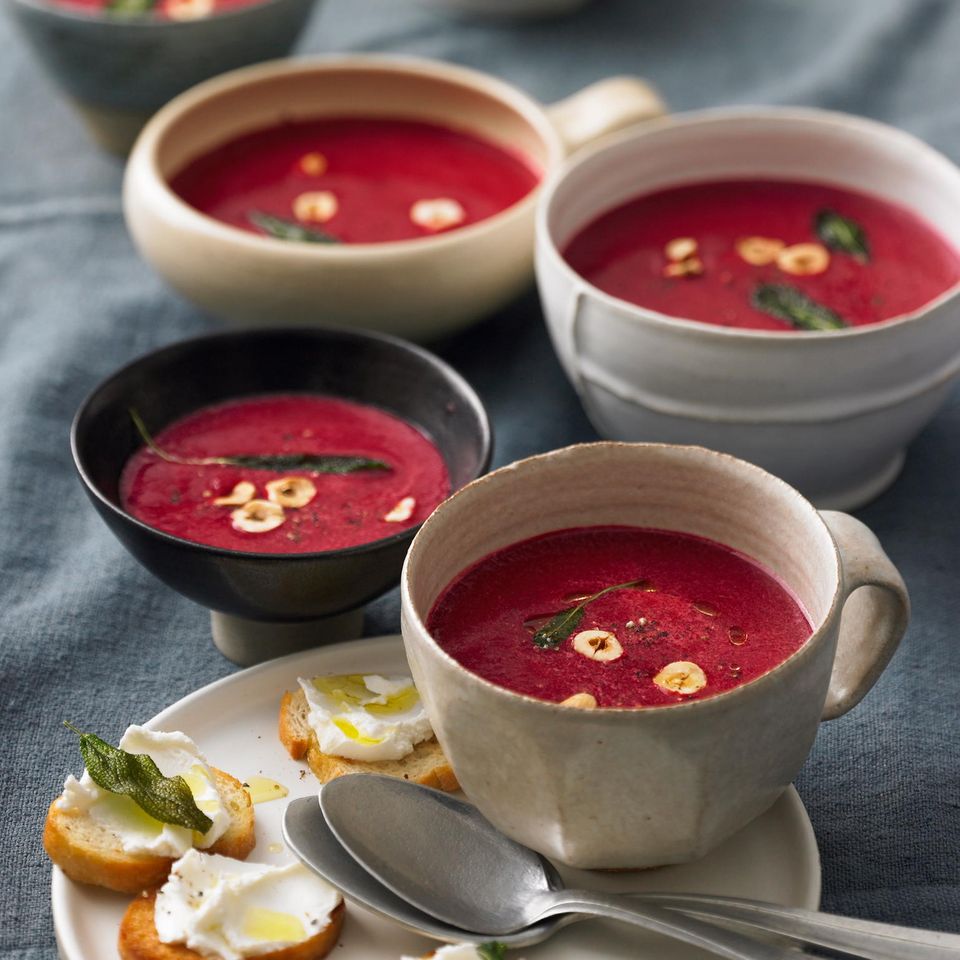 Rote-Bete-Balsamico-Suppe mit Ziegenkäse-Crostini
