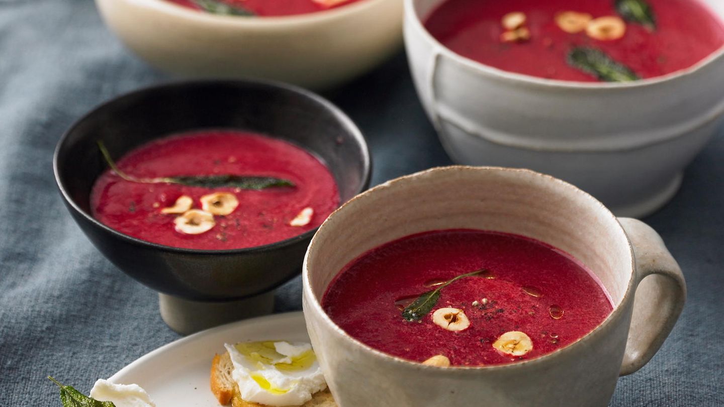 Rote-Bete-Balsamico-Suppe mit Ziegenkäse-Crostini | BRIGITTE.de