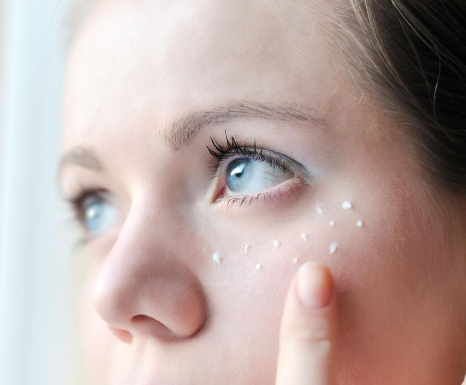 Hautpflege: Augencreme richtig auftragen