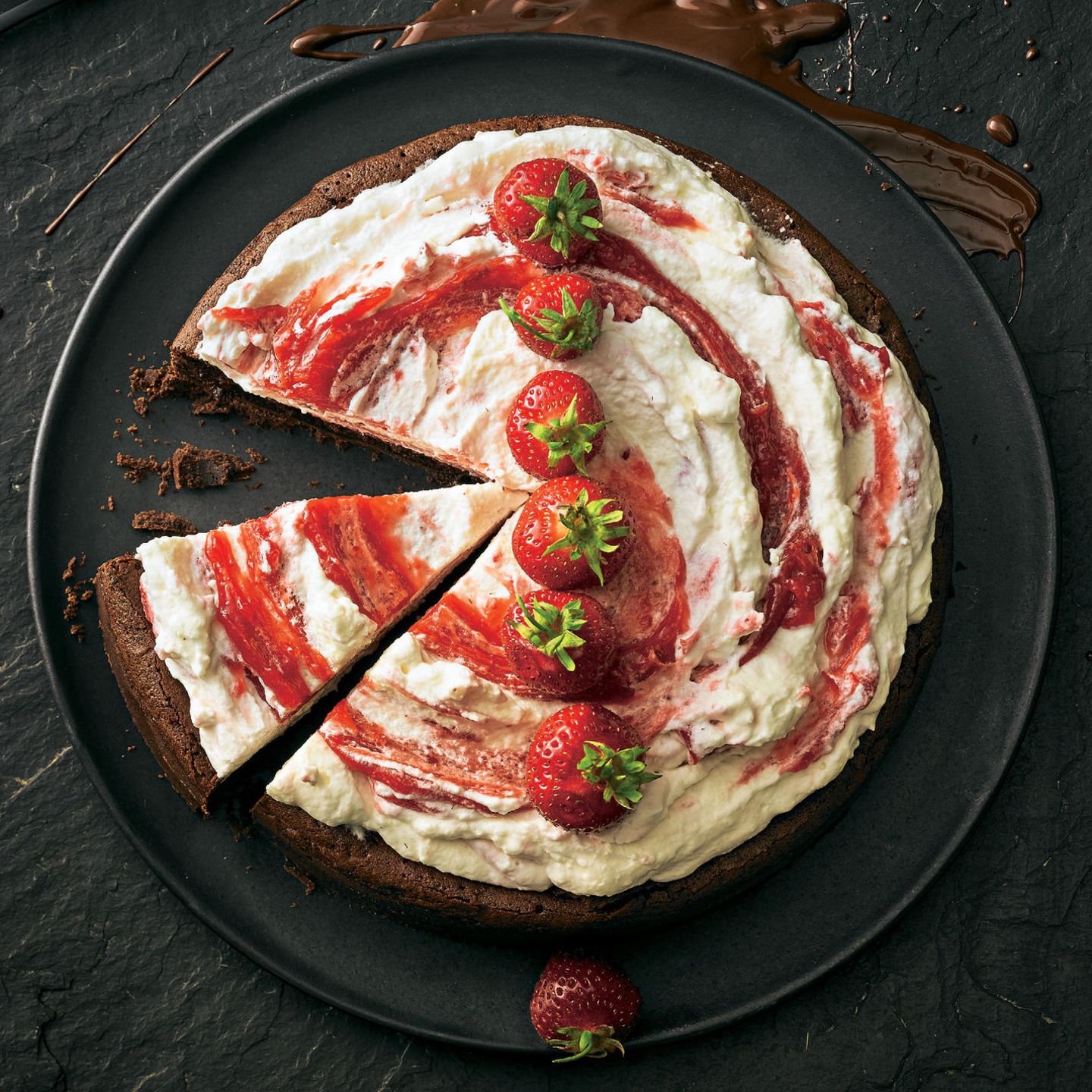 Mississippi-Mud-Cake mit Erdbeer-Sahne