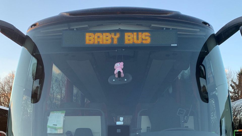 Eltern vergessen ihr neugeborenes Baby im Taxi Eltern vergessen ihr neugeborenes Baby im Taxi