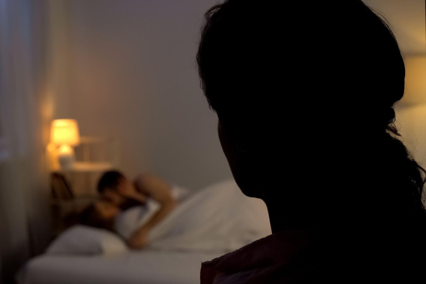 Beim Sex erwischt: Eine Frau betritt ein Zimmer, in dem zwei Leute Sex haben