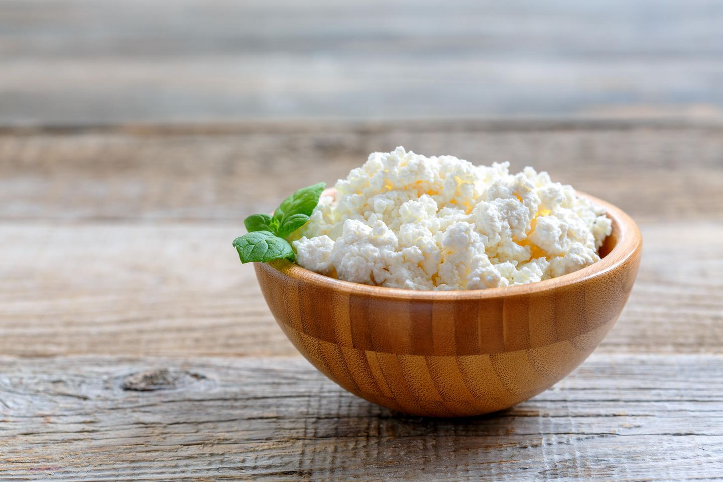 Cottage cheese: Cottage cheese in a bowl