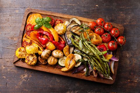 Grillgemüse: Gegrilltes Gemüse auf einem Brett