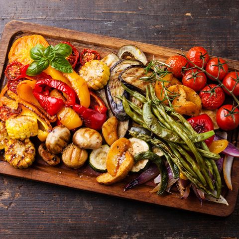 Grillgemüse: Gegrilltes Gemüse auf einem Brett