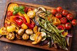 Grillgemüse: Gegrilltes Gemüse auf einem Brett
