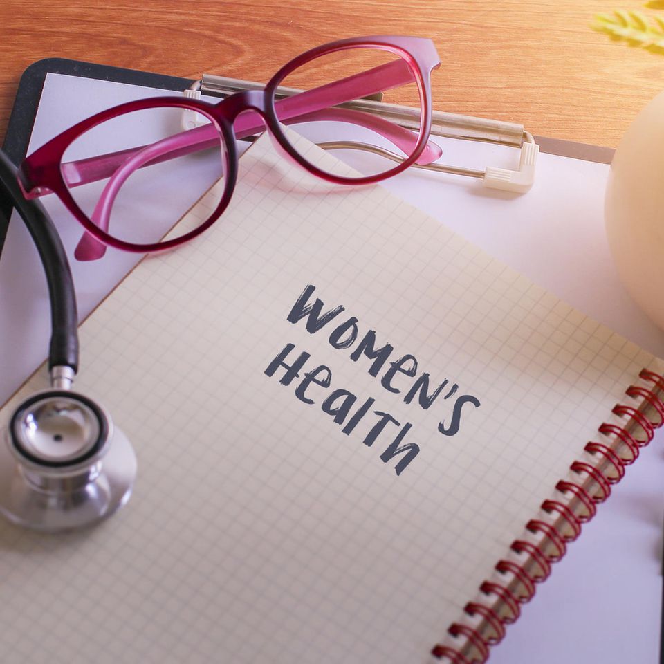 Milchsäurekur - dann ist sie sinnvoll: Notizbuch mit den Worten Women's Health auf einem Tisch mit Tabletten