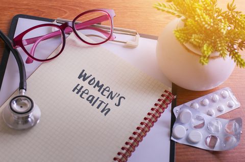 Milchsäurekur - dann ist sie sinnvoll: Notizbuch mit den Worten Women's Health auf einem Tisch mit Tabletten