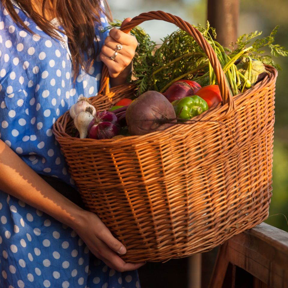 Rohkost Frau mit Korb voll Gemüse in der Hand