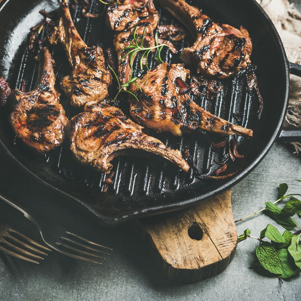 Lamm grillen: Lammfleisch auf dem Grill