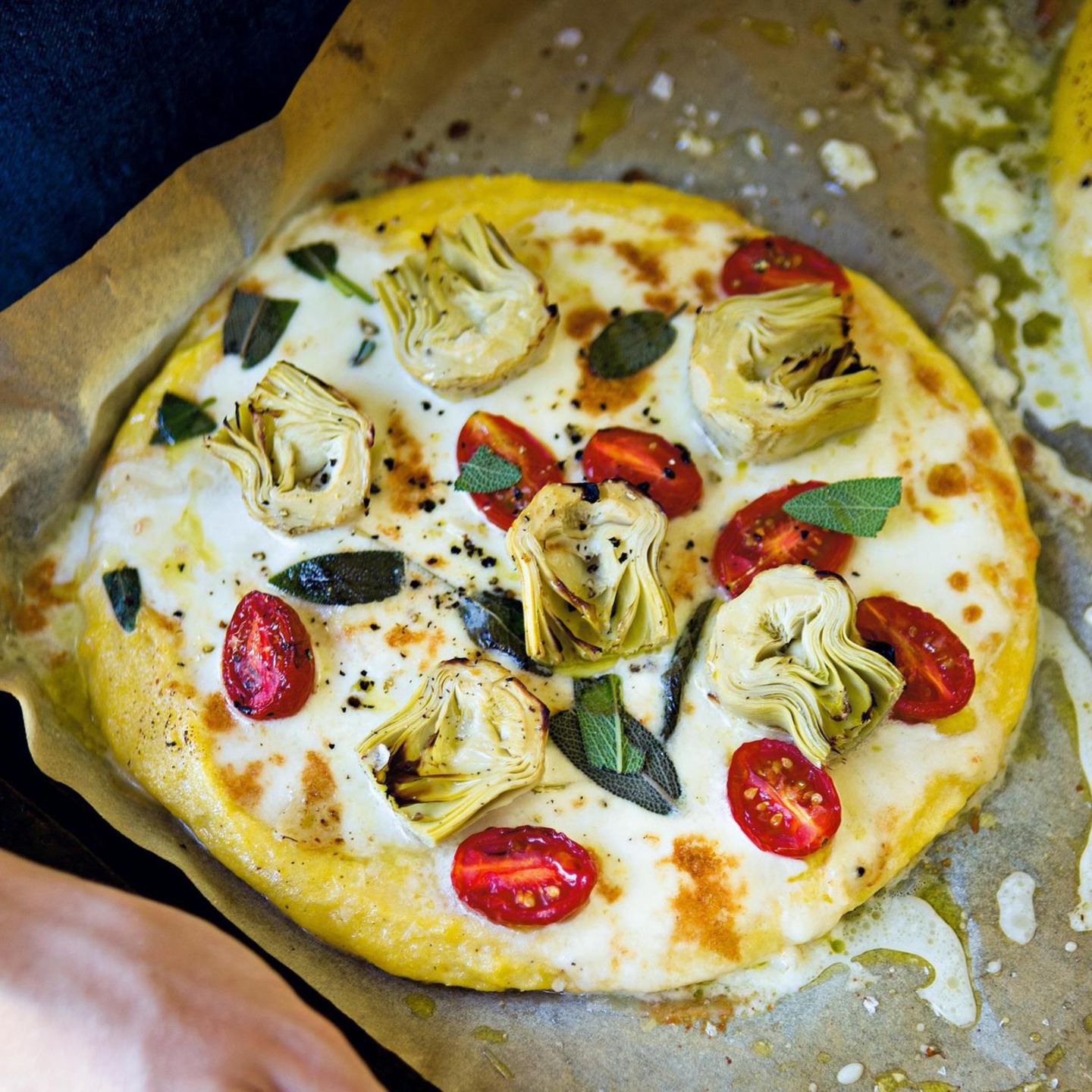 Polenta-Pizza mit Artischocken & Mozzarella