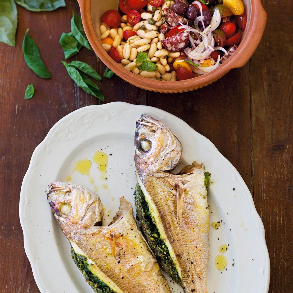 Gefüllter Fisch mit Tomaten-Bohnen-Salat