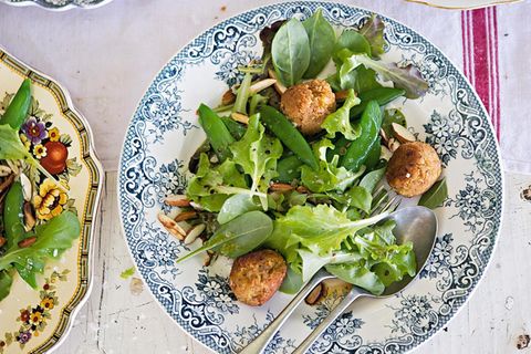 Kichererbsen-Bällchen mit Wildkräuter-Salat