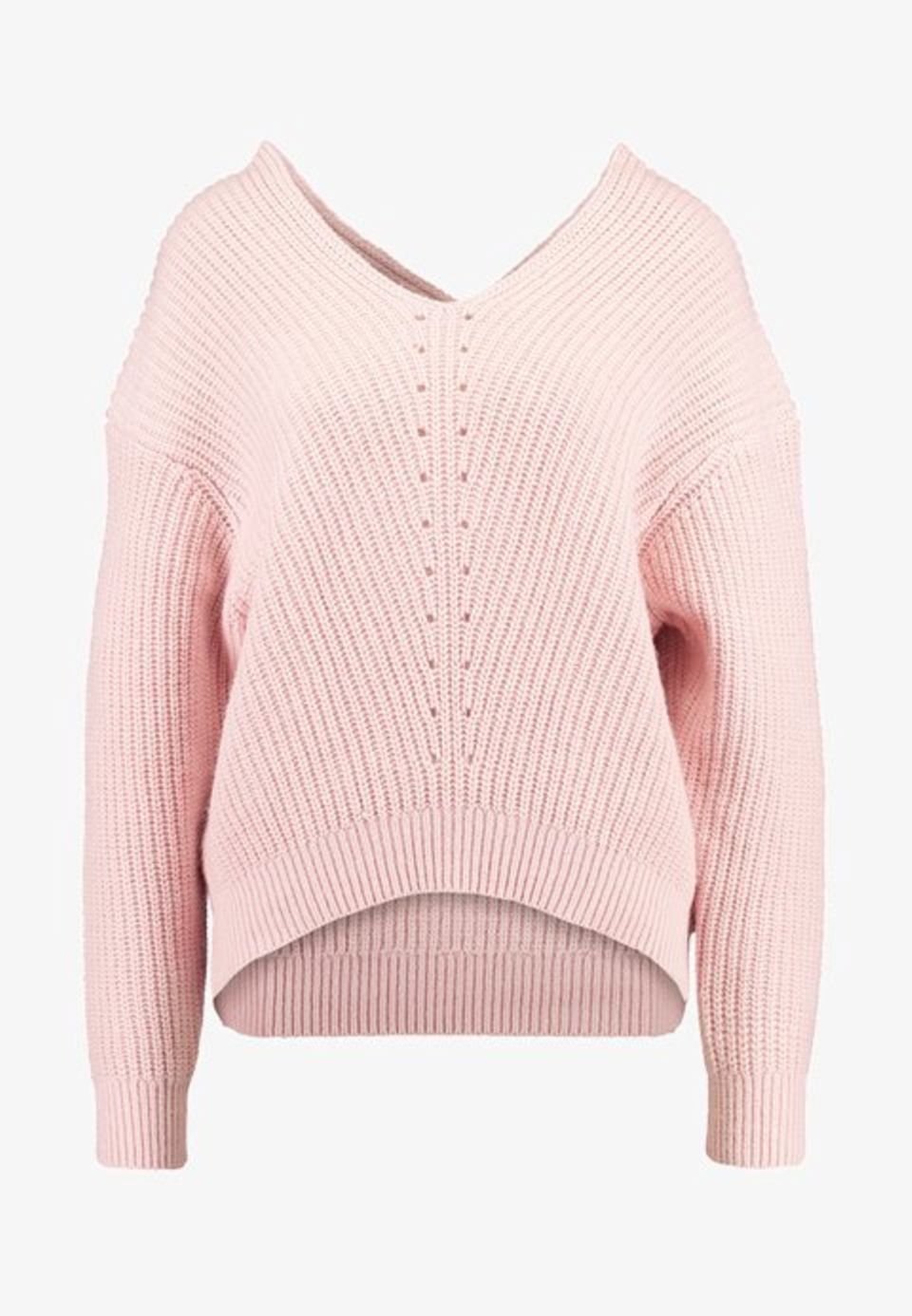 Zur weißen Hose oder zum Jeansrock: dieser rosafarbene Pullover mit V-Ausschnitt von Selected Femme passt zu jedem Look. Für rund 56 Euro bei Zalando erhältlich.