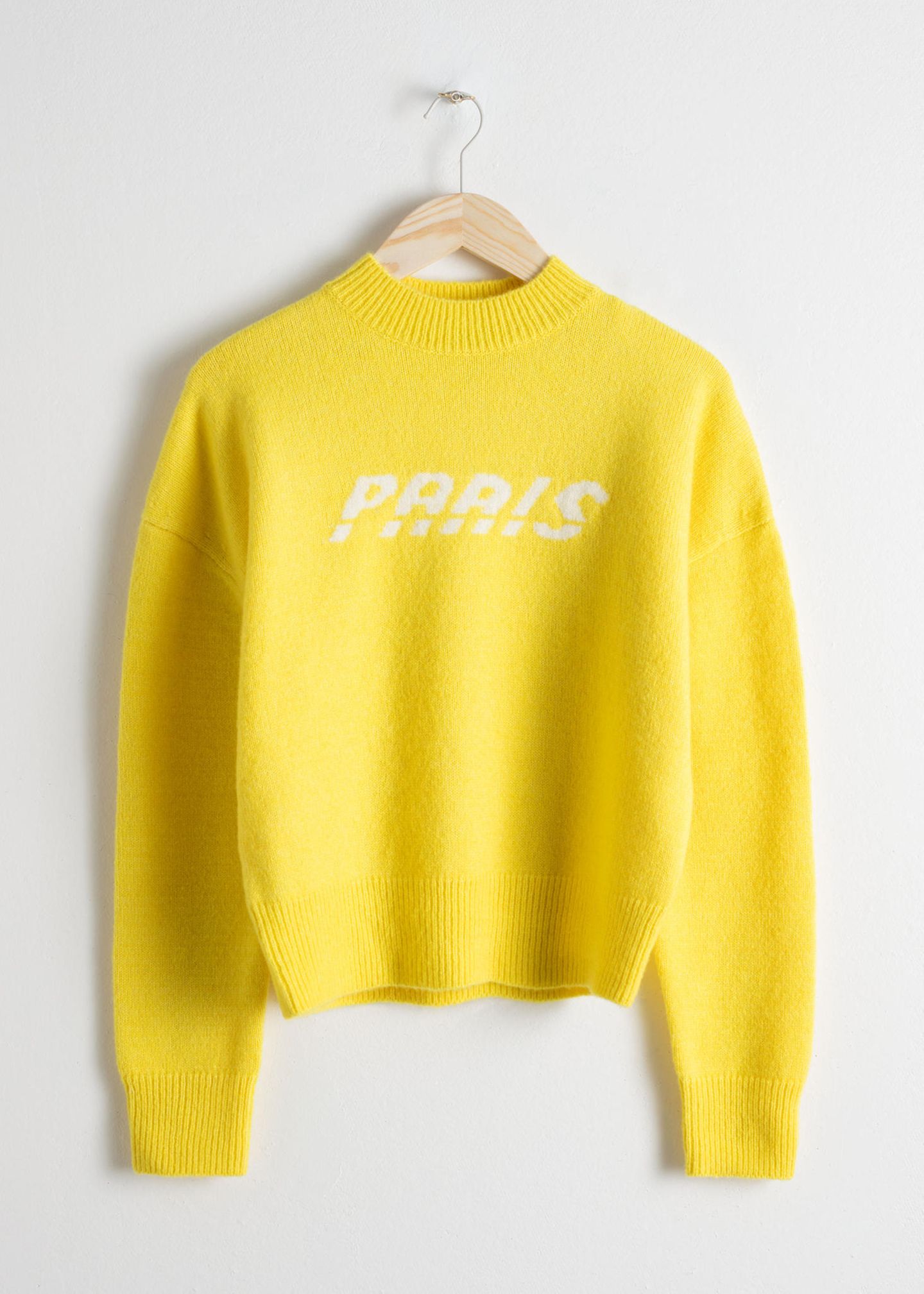 Für kalte Sommertage ist ein cooler Pullover nie verkehrt. Dieses gelbe Modell hat uns sofort umgehauen! Für rund 35 Euro bei & other stories erhältlich.