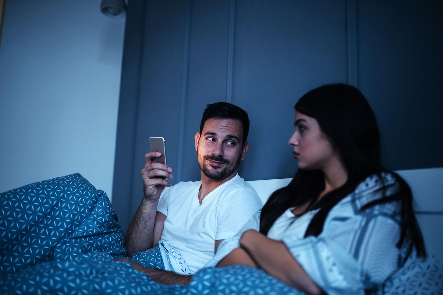 Mein Mann und sein Handy – in unserem Bett