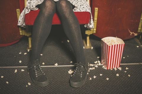 Womit nervt man andere, ohne es zu merken? Eine Frau krümelt im Kino alles mit Popcorn voll