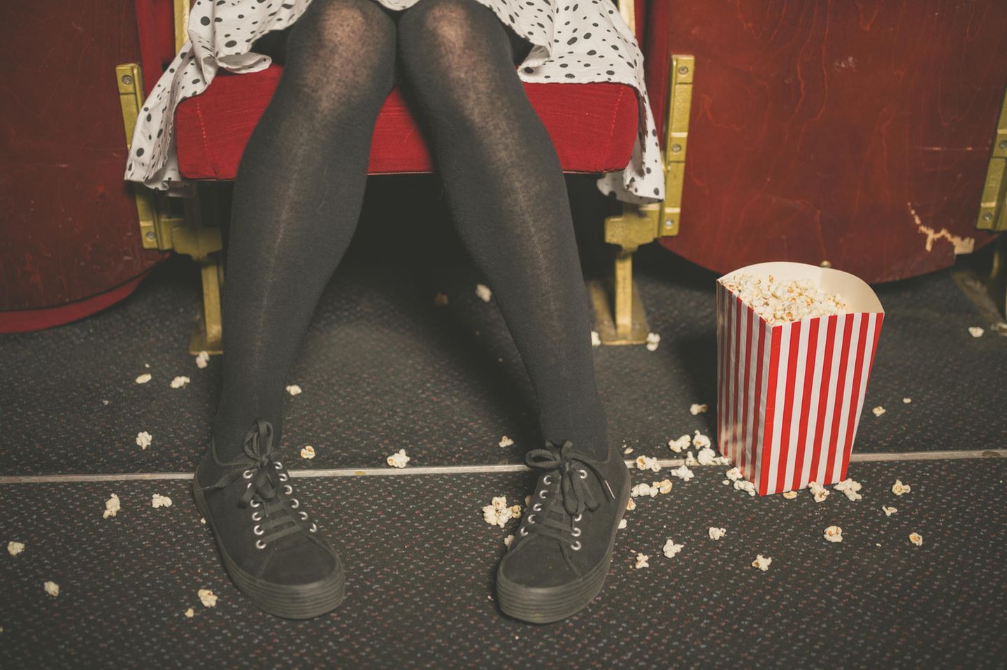 Womit nervt man andere, ohne es zu merken? Eine Frau krümelt im Kino alles mit Popcorn voll