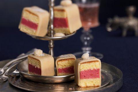 Kuchenbuffet: Petit Fours mit Marzipanüberzug