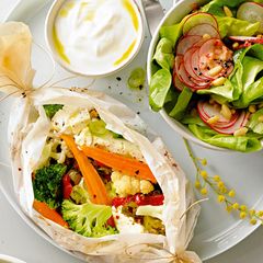Gemüse-Feta-Päckchen mit Radieschensalat