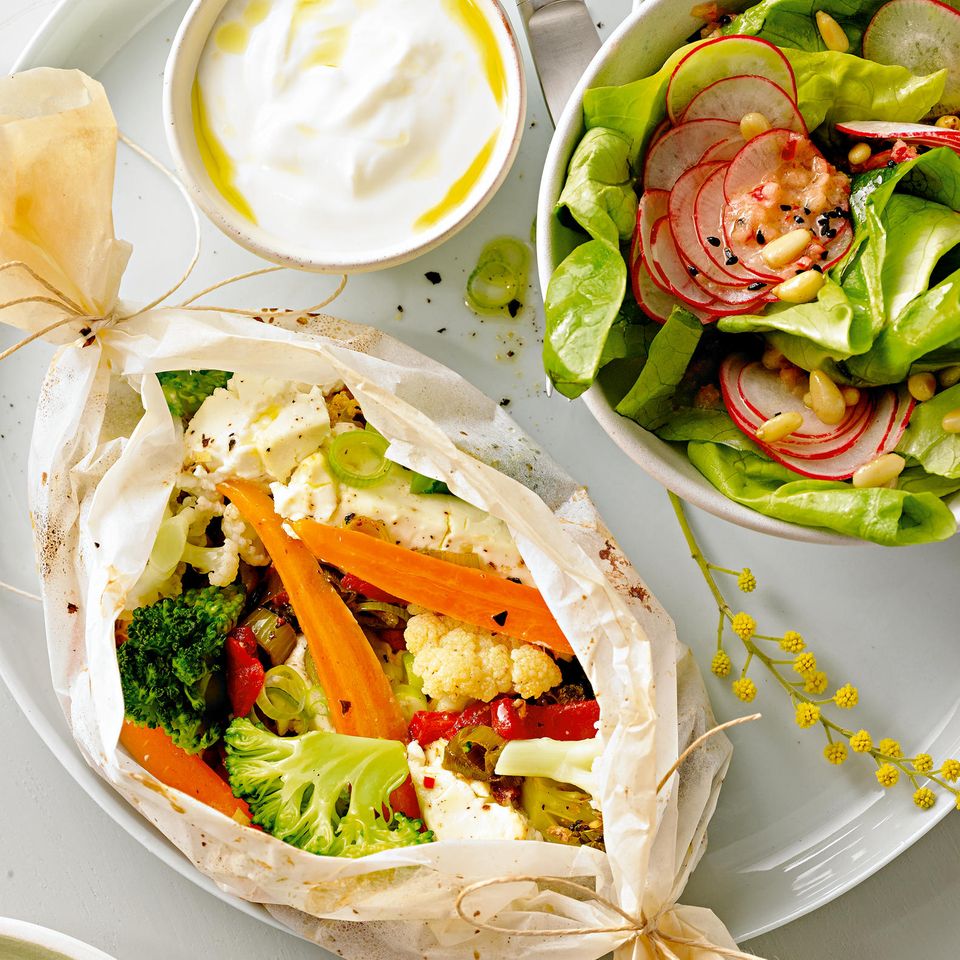 Gemüse-Feta-Päckchen mit Radieschensalat