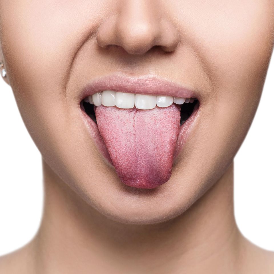 Bitterer Geschmack im Mund: Frau streckt Zunge heraus
