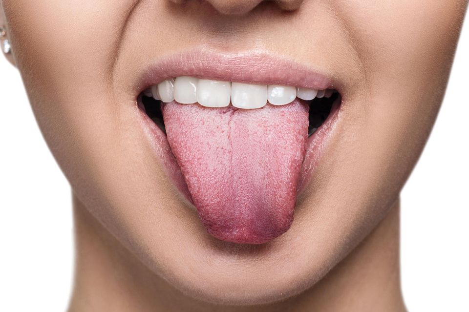 Bitterer Geschmack im Mund: Frau streckt Zunge heraus