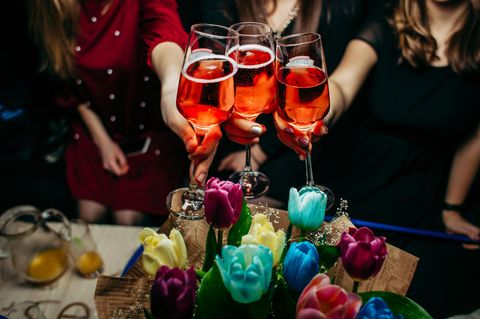 Alkohol während der Periode: Freundinnen feiern mit Drinks