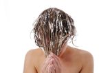 Haarpflege: Frau mit Spülung im Haar