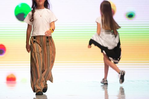 Brasilien: Kinder laufen eine Modenschau