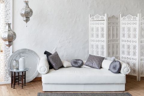 Der orientalische Wohntrend für dein Zuhause - wie im Märchen! Couch, Paravent, verzierte Laternen und Tischchen