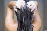 Haarmythen: Haare waschen