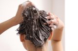 Haarmythos: Frau wäscht Haare