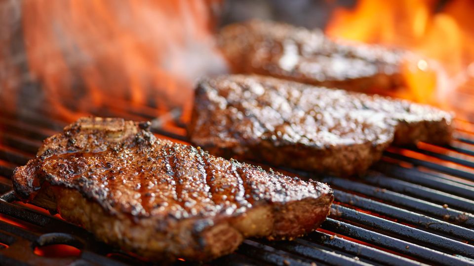 Rückwärts grillen: Steak auf dem Grill