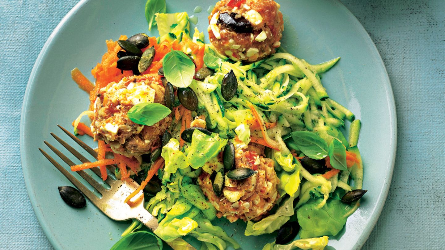 Thunfisch-Bällchen auf Zucchinisalat | BRIGITTE.de