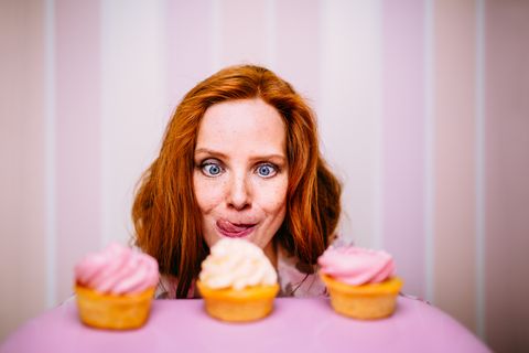 Yummy Videos: Frau leckt sich über die Lippen bei Cupcakes
