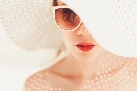 Sommerbeauty 2019: Frau mit Sonnenbrille und Hut