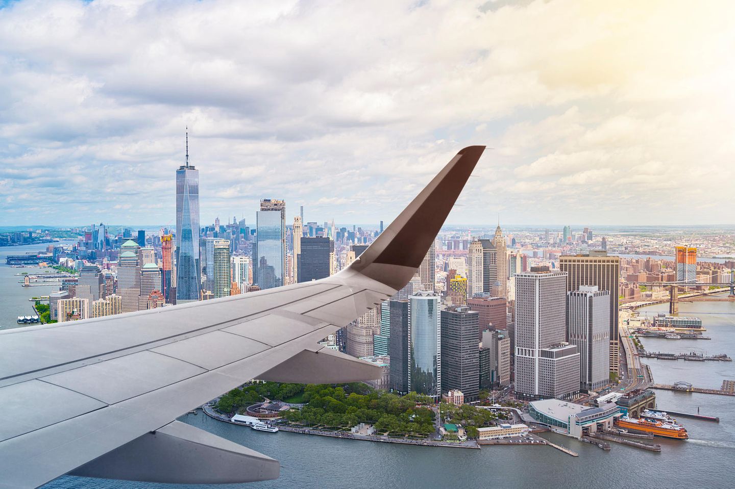 Einreise in die USA: Voraussetzungen, Tipps und Checkliste: Blick aus dem Flugzeug auf Manhattan, New York City