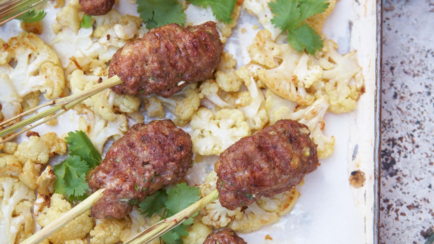 Lammhack-Spieße mit Currysoße | BRIGITTE.de
