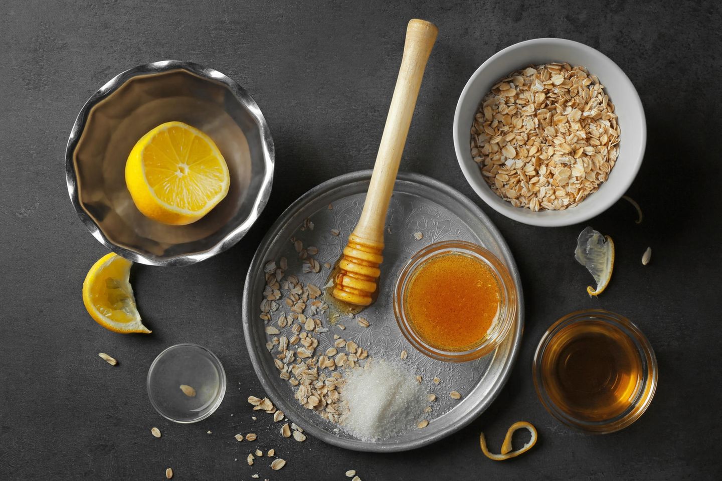 Hausmittel gegen Pickel: Ein Stillleben mit Honig, Haferflocken und Zitrone auf dem Tisch