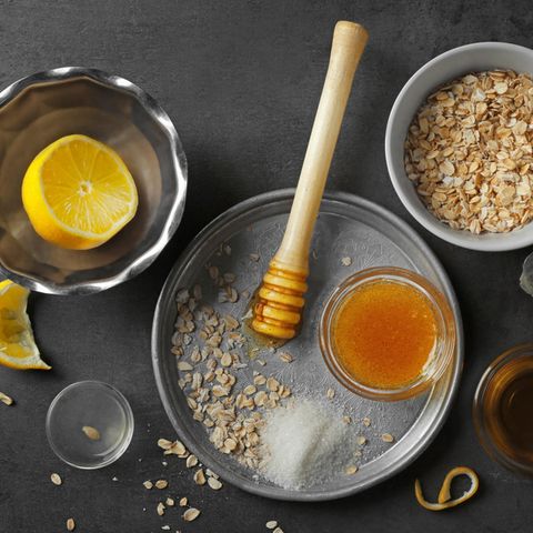 Hausmittel gegen Pickel: Ein Stillleben mit Honig, Haferflocken und Zitrone auf dem Tisch