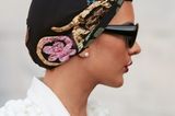 Trendfrisuren für den Sommer: Frau mit geknotetem Tuch auf dem Kopf