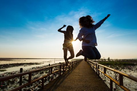 Autophagie: Zwei junge Frauen springen hoch