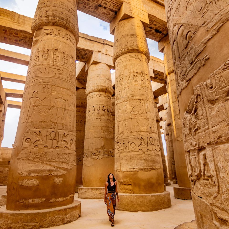 Einreisebestimmungen Ägypten: diese Dokumente brauchst du: Frau läuft durch Karnak Tempel