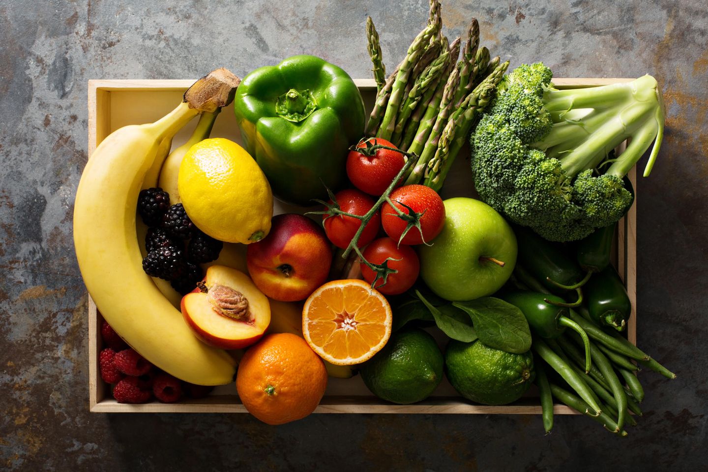 Unterschied von Obst und Gemüse: Obst und Gemüse im Korb
